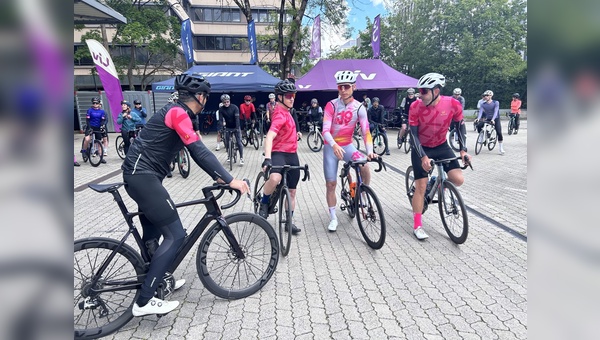 Foto: Giant Store Munich - Tony Martin zweiter von rechts vor der Abfahrt
