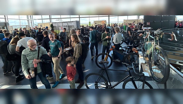 Besucherandrang am Dresdner Flughafen - nicht am Check-In, sondern bei der Bespoked