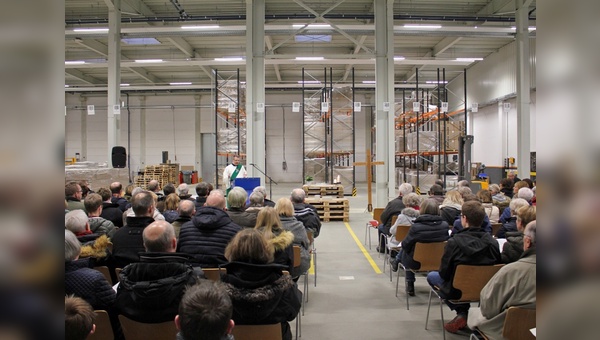 Gottesdienst feiern zwischen Paletten und Regalen.