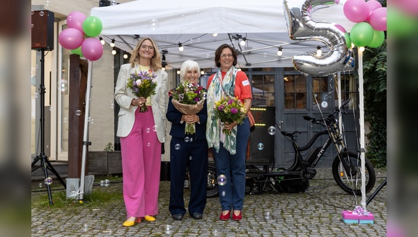 Foto: Silke Mayer - 25 Jahre Velokonzept - Ulricke Saade (mitte) mit Isabell Eberlein (links) und Hille Bekic