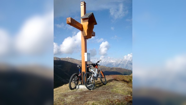 Der Gipfel ist das Ziel – für ­Mountainbiker und Wanderer ­gleichermaßen.