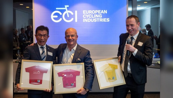 Foto: ECI - Robert Wu (links) überreichte dem neuen europäischen Verband ein symbolisches Geschenk. 