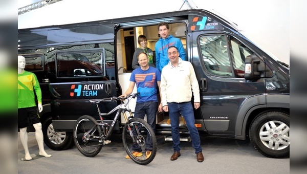 Team-Manager Claus Wachsmann (links) mit dem Westfalia Columbus 640