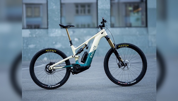 Fot: E-MTB-Studie von Radiate Engineering & Design für Gobao.
Dank der geringeren ungefederten Masse arbeitet der Hinterbau besonders feinfühlig, und der integrierte Riemenspanner sorgt für eine besonders ruhige Fahrt.