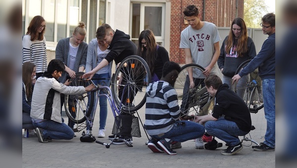 Flüchtlinge helfen in der Fahrradwerkstatt.