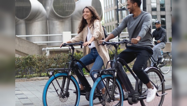 Die auffälligen blauen Reifen werden jetzt auch auf E-Bikes aufgezogen.