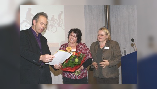 Heike Beckmann wird von den VSF-Vorständen Gaya Schütze und Albert Herresthal