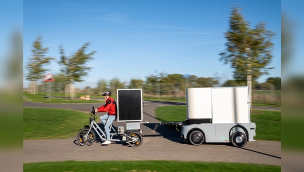 Transportfahrzeug, das in dieser Variante in Kombination mit einem Lastenrad genutzt wird.