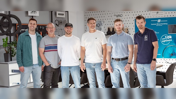 Foto: Messingschlager -  Von rechts: Christoph Helmrich - Director Marketing & Sales;  Gustav Orel - Junior Sales Manager; Gilles Schwanke-Bröker - Head of Sales;  Max Arnold - Media Designer & Social Media Manager; Ralf Kinkel - OEM Sales Manager; Tobias Wichert - Head of Marketing