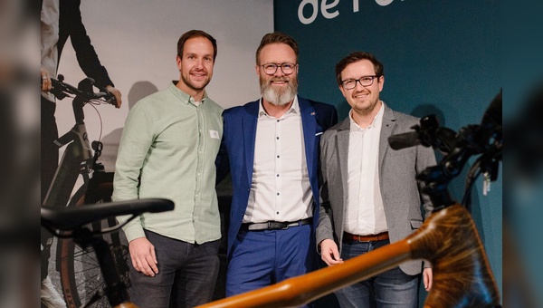 Claus Ruhe Madsen (Mitte) sprach ein Grußwurt bei der Eröffnung des elften Küstenrad-Stores in Heide.