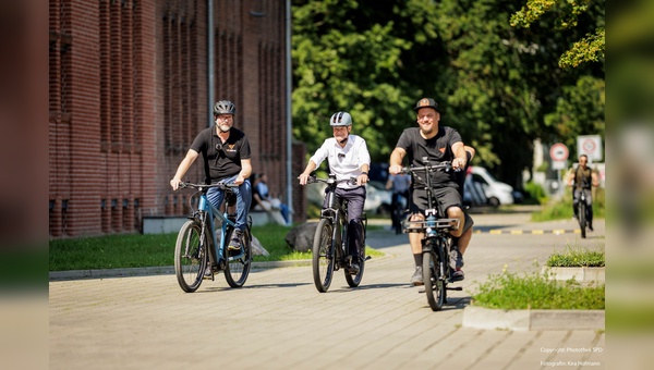Der Bundeskanzler Olaf Scholz genießt seine Probefahrt auf einem E-Bike von Riese & Müller.