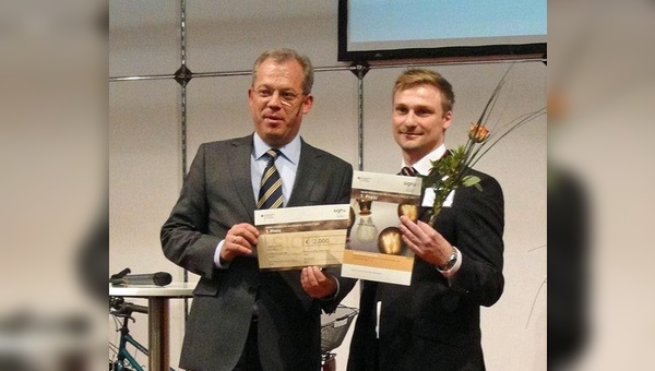 Adrian Floryszczak (r.) erhält den SIGNO Erfinderpreis von Ministrialrat Ulrich Dr. Romer