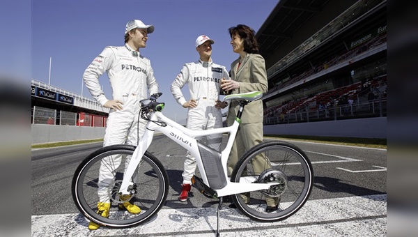 Dr. Annette Winkler  übergibt Michael Schumacher und Nico Rosberg die ersten Smart e-Bikes