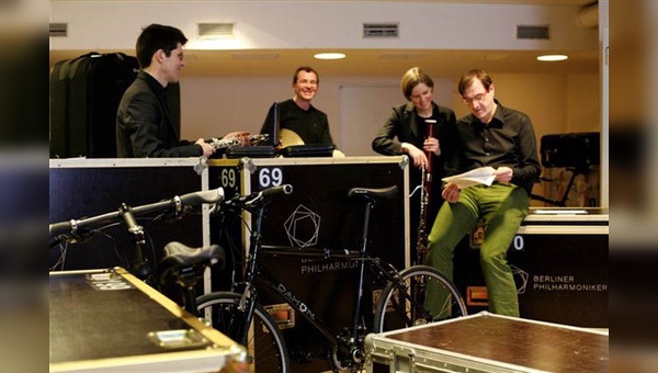 Die Berliner Philharmoniker haben immer auch Falträder von Dahon im Reisegepäck.