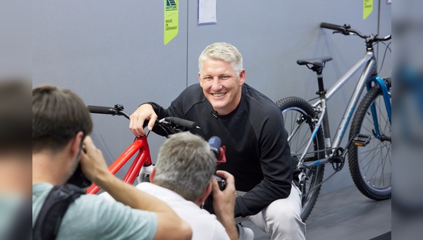 Fußball-Weltmeister und Markenbotschafter für Kettler Alu-Rad: Bastian Schweinsteiger war ein begeehrters Fotomotiv auf der Eurobike