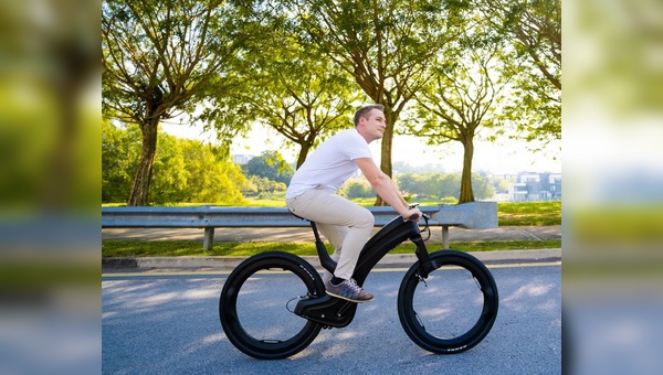 Da fehlt doch was. Das E-Bike Reevo rollt ohne Naben und Speichen