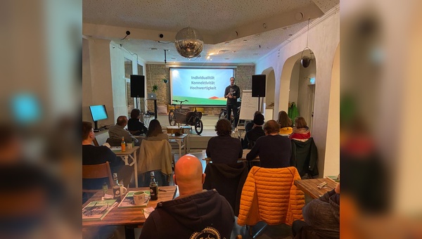 Jonas Stolzke führte in Kiel durch das Programm.