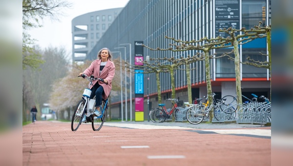 Insbesondere ältere Fahrer soll der Lenkassistent unterstützen.