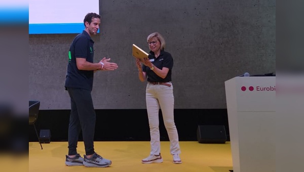 Foto: LEVA-EU - Susanne Puello nahm die Auszeichnung im Rahmen der Eurobike entgegen. 