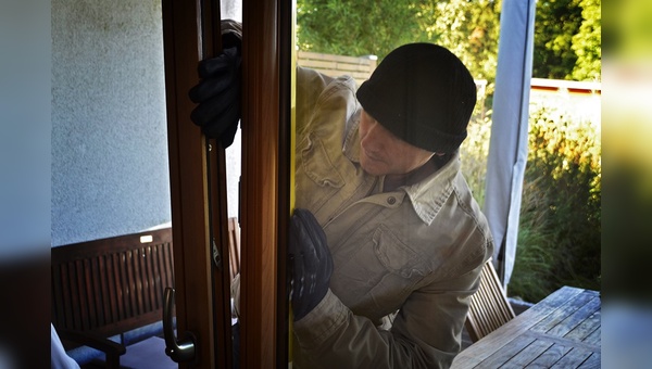 Über ein aufgebrochenes Fenster verschafften sich die Täter Zutritt.