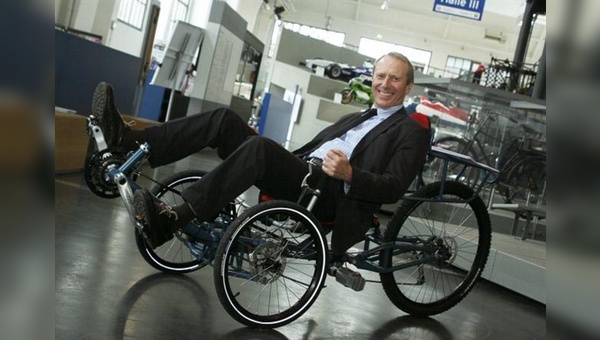 Münchens 3. Bürgermeister und bekennender Fahrradfan Hep Monatzeder auf einem Trike von Pirol.