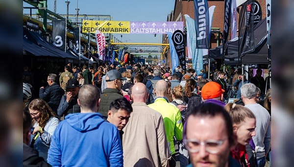Foto: Cycling World Europe - Menschenmengen vor den Hallen und in den Hallen an allen Tagen. 