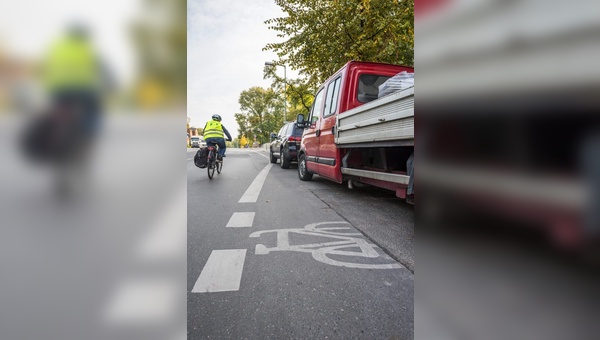 Ärgerlich und gefährlich: Zugeparkte Rad- und Gehwege.