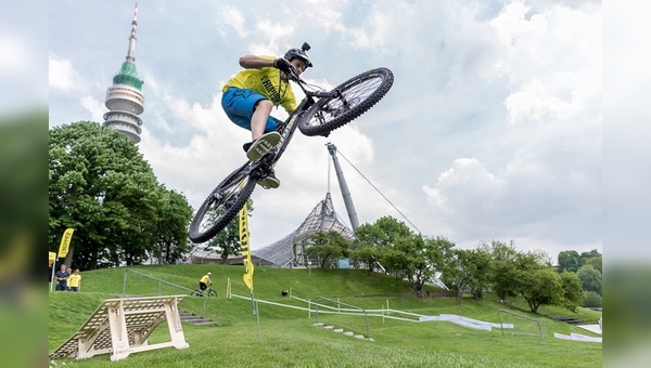 E-Biken unter dem Olympiaturm