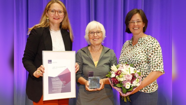 Isabell Eberlein (links) mit Preisträgerin Ulrike Saade (mitte) und Hille Bekic