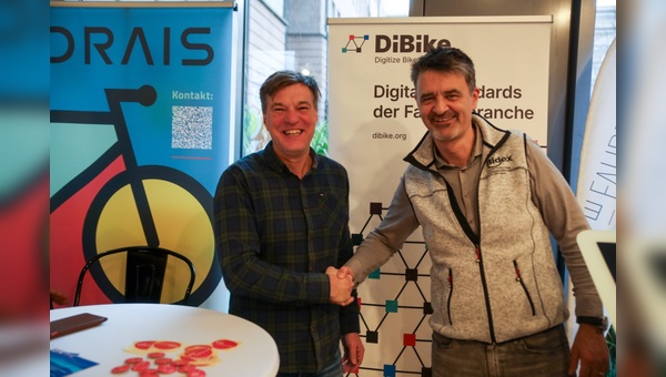 Foto: DiBike - Nick Becker (links) und Lars Röttger mit symbolischem Handschlag.