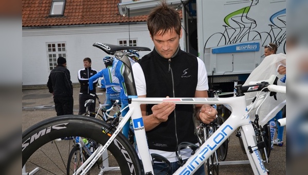 Alexander Steurer, SIMPLON Verantwortlicher Material Profisport, beim Vorbereiten des NEXIO für den Renneinsatz beim Giro d’Italia in Dänemark