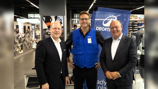 Foto: Decathlon - v.l.n.r. Stefan Genth (HDE-Geschäftsführer), Arnaud Sauret (Decathlon Deutschland Geschäftsführer), Dr. Alexander von Preen (HDE-Präsident)