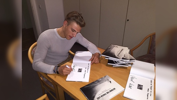 Marcel Kittel bei der Signatur des Buches