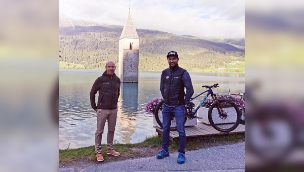 Brandmanager Dominik Ruiz-Morales von BH Bikes (rechts) freut sich auf die Zusammenarbeit mit der Tourismusregion Ressenpass. Links: Gerald Burger, Geschäftsführer der Ferienregion Reschenpass.