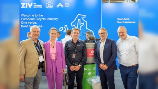 Foto: ZIV - v. l.: Bernhard Lange (ZIV-Präsidium), Dr.-Ing. Julia Hobohm (Geschäftsführerin GRS), Volker Thiemann (ZIV-Präsidium) und Burkhard Stork (ZIV-Geschäftsführer).