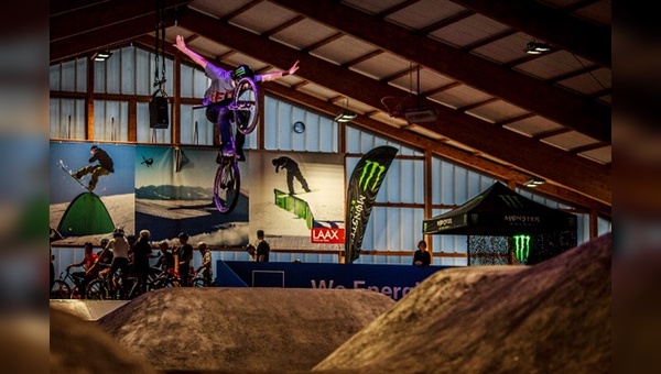 Große Sprünge im Indoor Bikepark