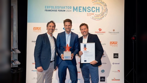 Tobias Hoffstaedter, Hendrik Ramisch und Reimar Beer (v.l.n.r.) bei der Franchise Award Siegerehrung in Berlin