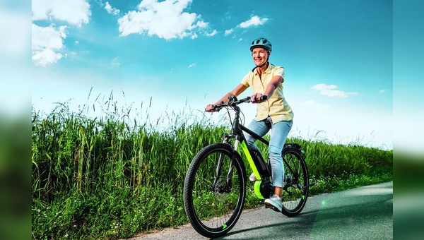 Radfahren mit Helm: Laut Umfrage ist eine Mehrheit in der Bevölkerung für eine generelle Helmpflicht.