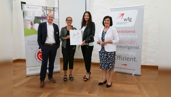 v.l. Markus Helms (Wirtschaftsförderung Kreis Soest), Martina Schäfers (Humpert), Maja Groth (Humpert) und Landrätin Eva Irrgang