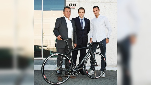v.l.: Jean René Bernaudeau (Teammanager) Unai de la Fuente (CEO  BH BIKES), Claudio Marra ( CEO  FSA)