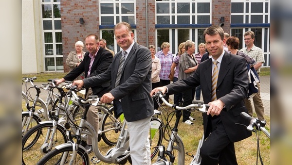 WEMAG-Vorstand Caspar Baumgart, Landrat Heiko Kärger, Amtsleiter Axel Müller (v.r.) bei der feierlichen Übergabe der Pedelecs in Waren Müritz.