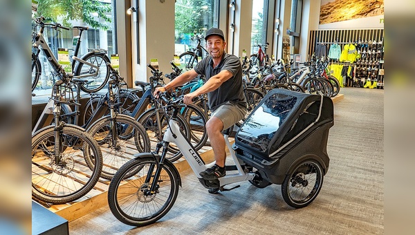 Gunnar Meinel, Leiter des Cargo-Kompetenzzentren von m-Way in Wallisellen mit dem «Trike Family Hybrid» von Cube.