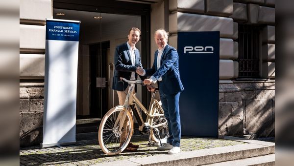 Dr. Christian Dahlheim (links), CEO der Volkswagen Financial Services AG, und Janus Smalbraak (rechts), CEO von Pon Holdings, auf der IAA Mobility in München.