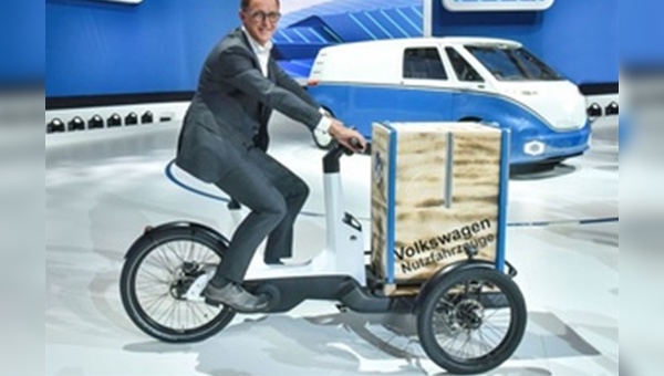CEO Dr. Sedran mit dem Cargo e-bike und I.D. Buzz Cargo.