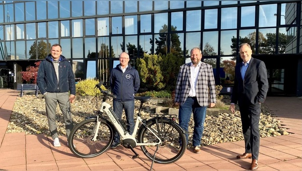 v.l. Niclas Schubert (Geschäftsführer movelo), Herbert Ottenschläger (Head of Sales movelo), Michael Machbert (Leiter Betriebsausstattung + Services OTLG), Thomas Rath (Ressortleiter Vertrieb + OTLG