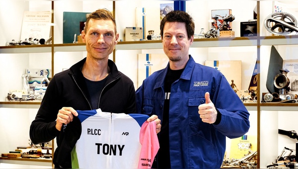 Foto: Paul Lange & Co - Paul-Lange-CSO Paul-César Lange (rechts) übergibt Zeitfahr-Weltmeister Tony Martin ein Trikot anlässlich der Vertragsunterzeichung zur künftigen Kooperation.