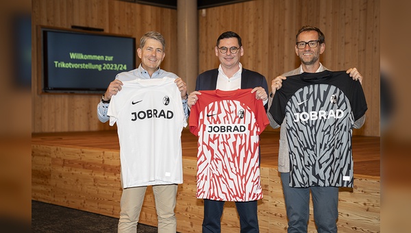 JobRad-Geschäftsführer Florian Baur, SC-Vorstand Oliver Leki und JobRad-Gründer und stellvertretender Aufsichtsratsvorsitzender der JobRad Holding SE Ulrich Prediger mit dem neuen Trikot des Sport-Club (v.l.n.r.).