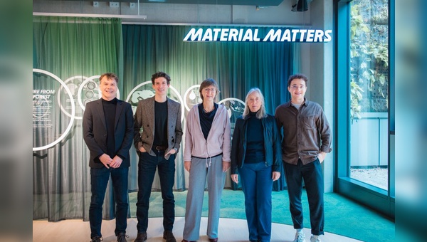 Foto: Schwalbe - v.l.: Stefan Hörmann (COO, Fair Rubber Association), Felix Jahn (Head of CSR, Schwalbe) Gudrun Schlöpker (Projectmanager, Fair Rubber Association), Wera Tschekorsky Orloff (Fair Rubber Association) and Jens Timmerbeil (CSR Manager, Schwalbe).