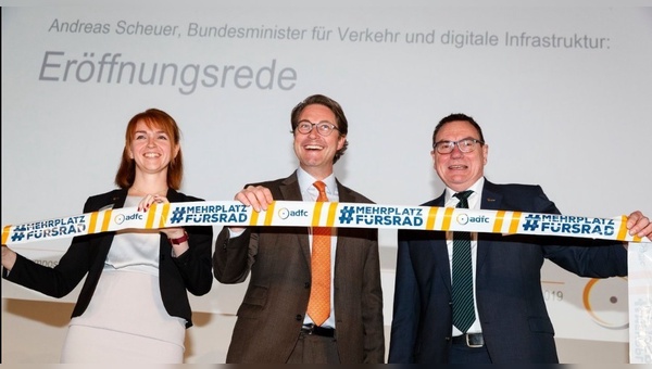 Bundesverkehrsminister Scheuer hielt die Eröffnungsrede