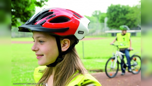 Bald eine Pflicht auch in der Schweiz: Kinderhelme beim Radfahren